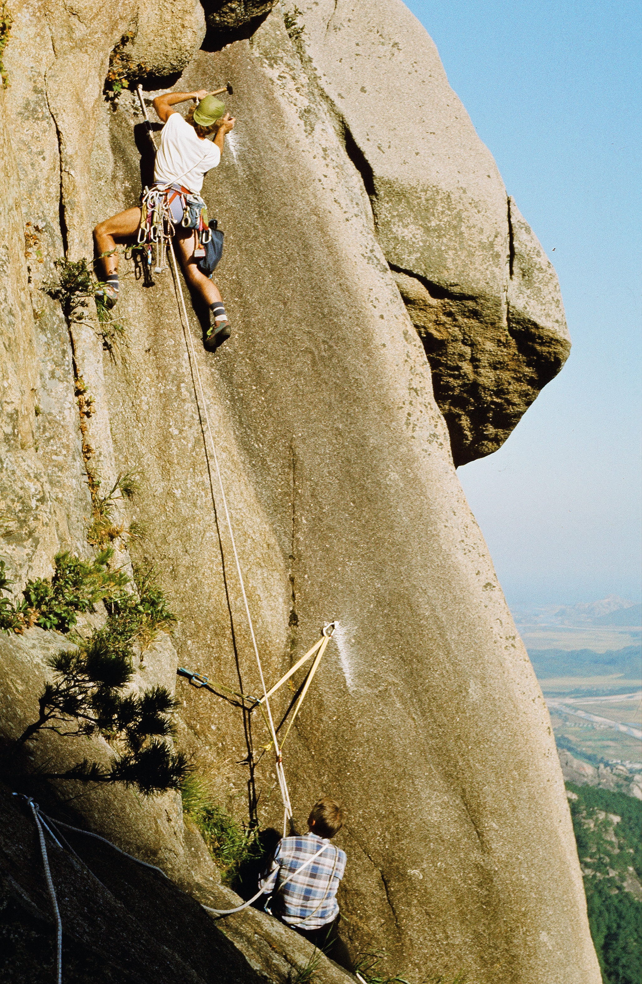Alexander Adler drives in a safety piton, 1989. Courtesy: Ute Friedrich